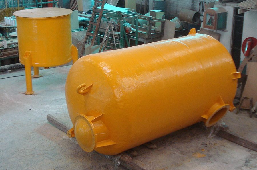 Tanques de fibra de vidrio color amarillo