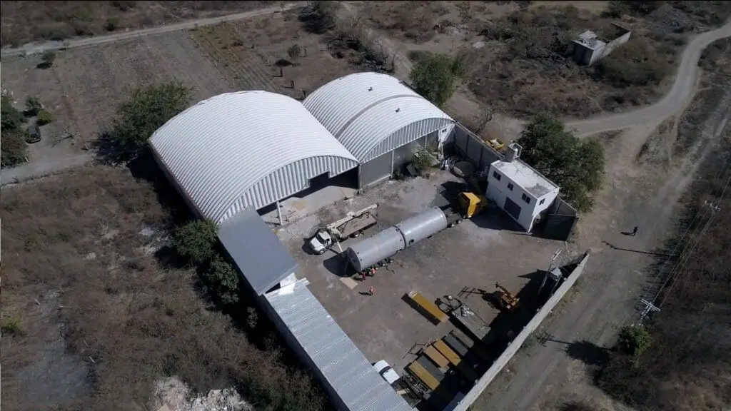 Rejillas industriales de fibra de vidrio en planta de manufactura