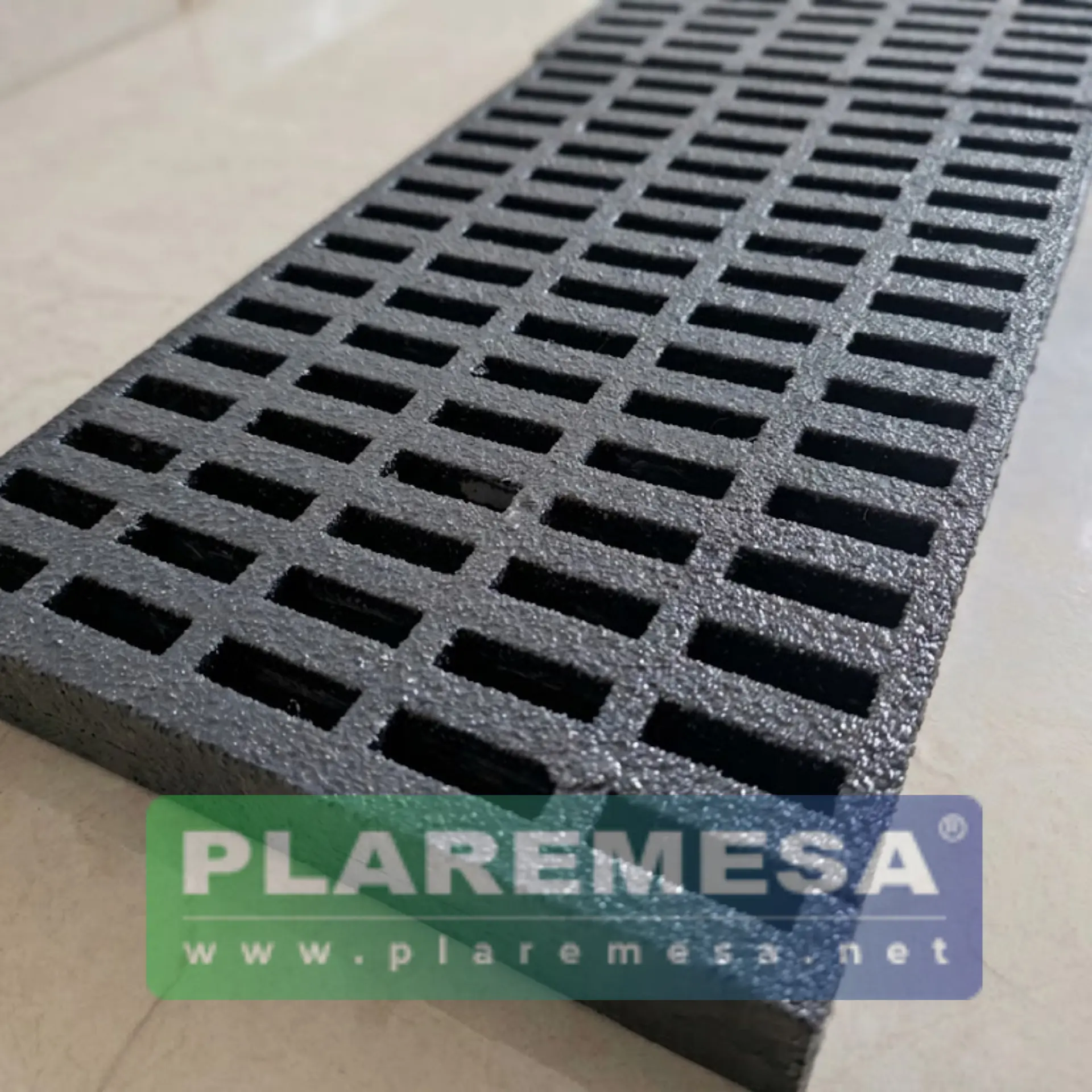Rejilla de drenaje moldeada gris con superficie antiderrapante PLA-HLC20