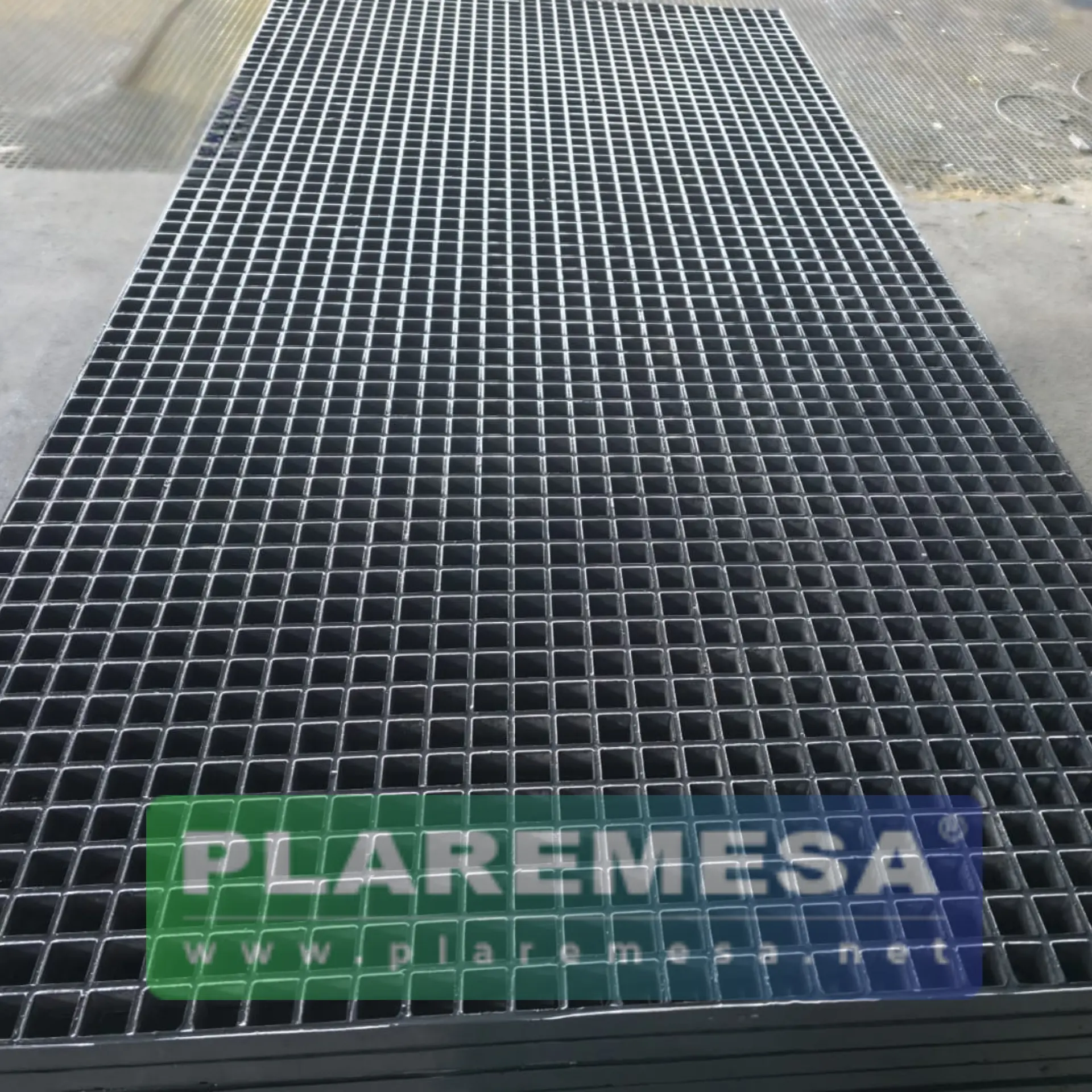 Panel grande de rejilla moldeada gris PLA-M15 con superficie menisco