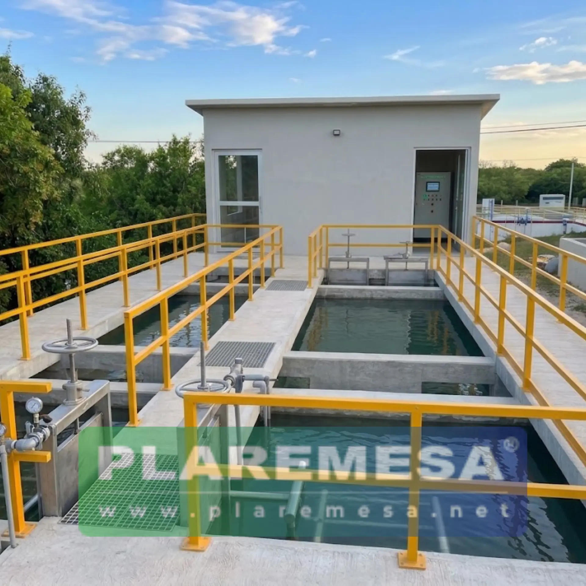 Barandales y pasarelas amarillas de fibra de vidrio en una planta de tratamiento de agua
