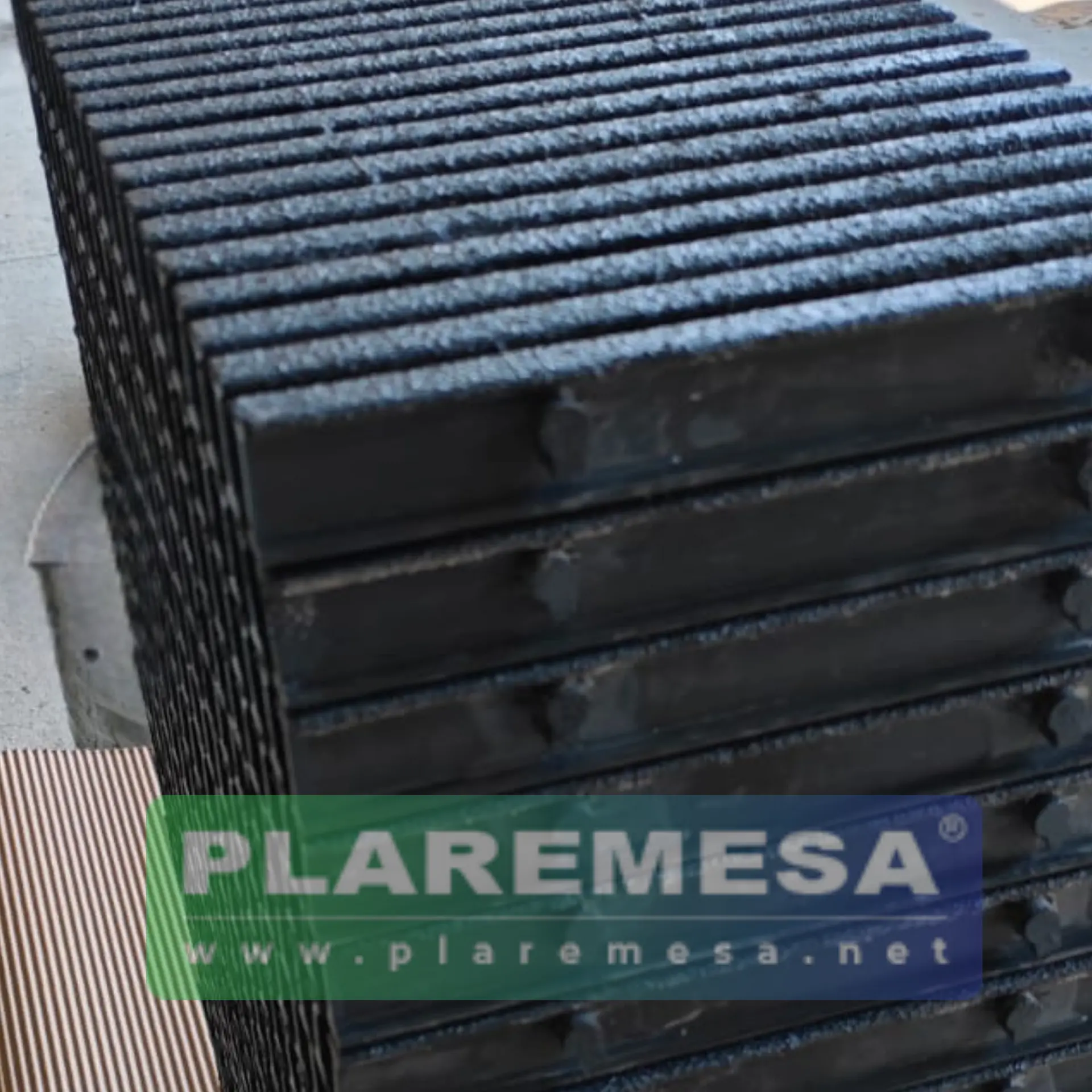 Detalle de paneles apilados de rejilla pultruida PLA-T5020 con superficie antiderrapante