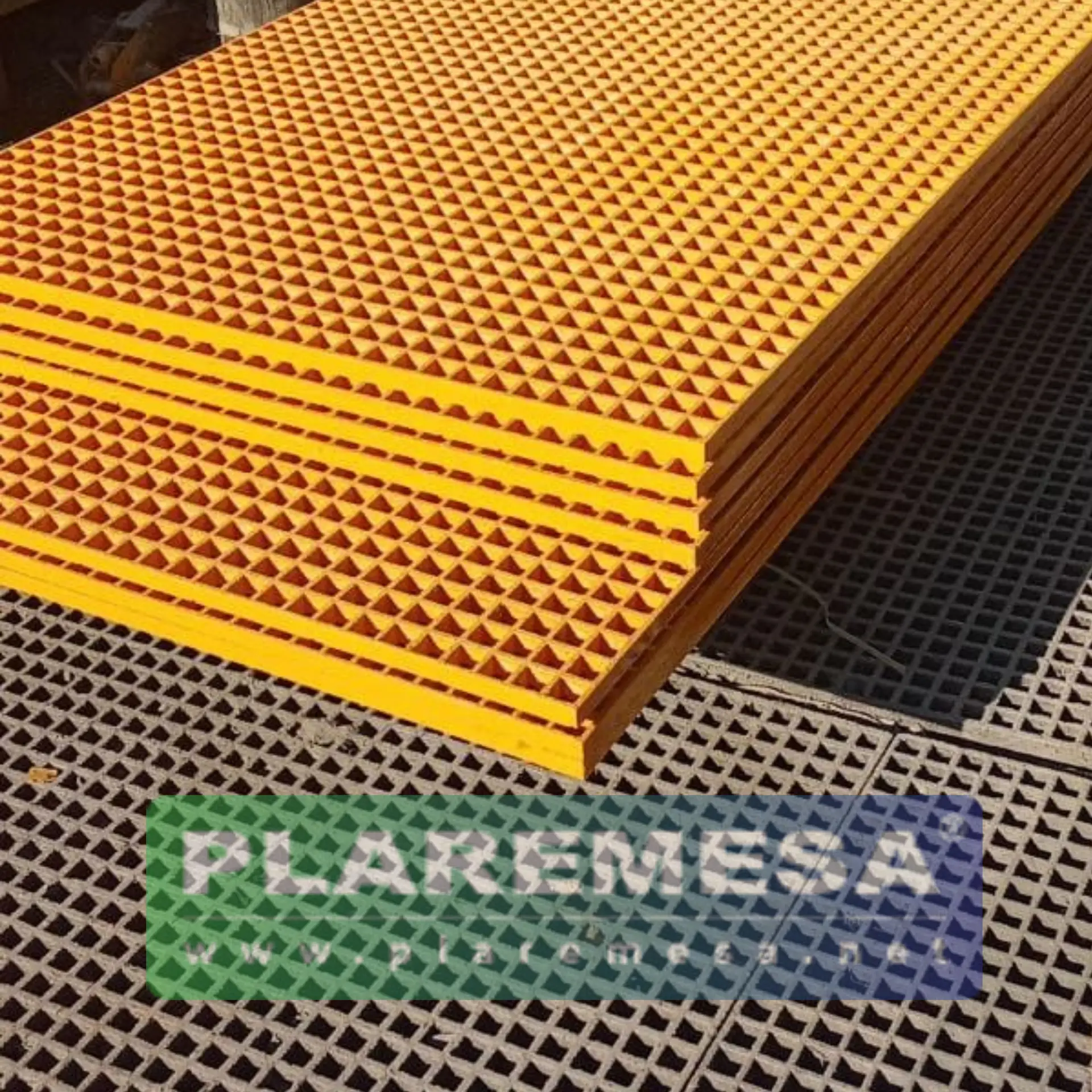 Pila de paneles amarillos de rejilla moldeada de fibra de vidrio PLA-M10