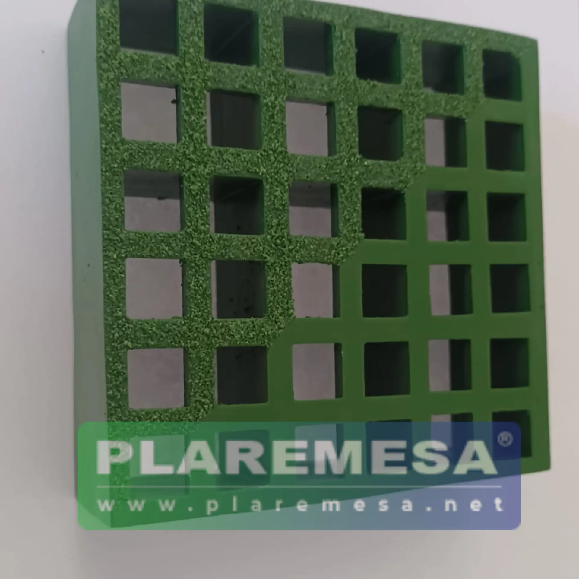Muestra verde de rejilla moldeada PLA-MICRO-MESH con acabado antiderrapante y liso