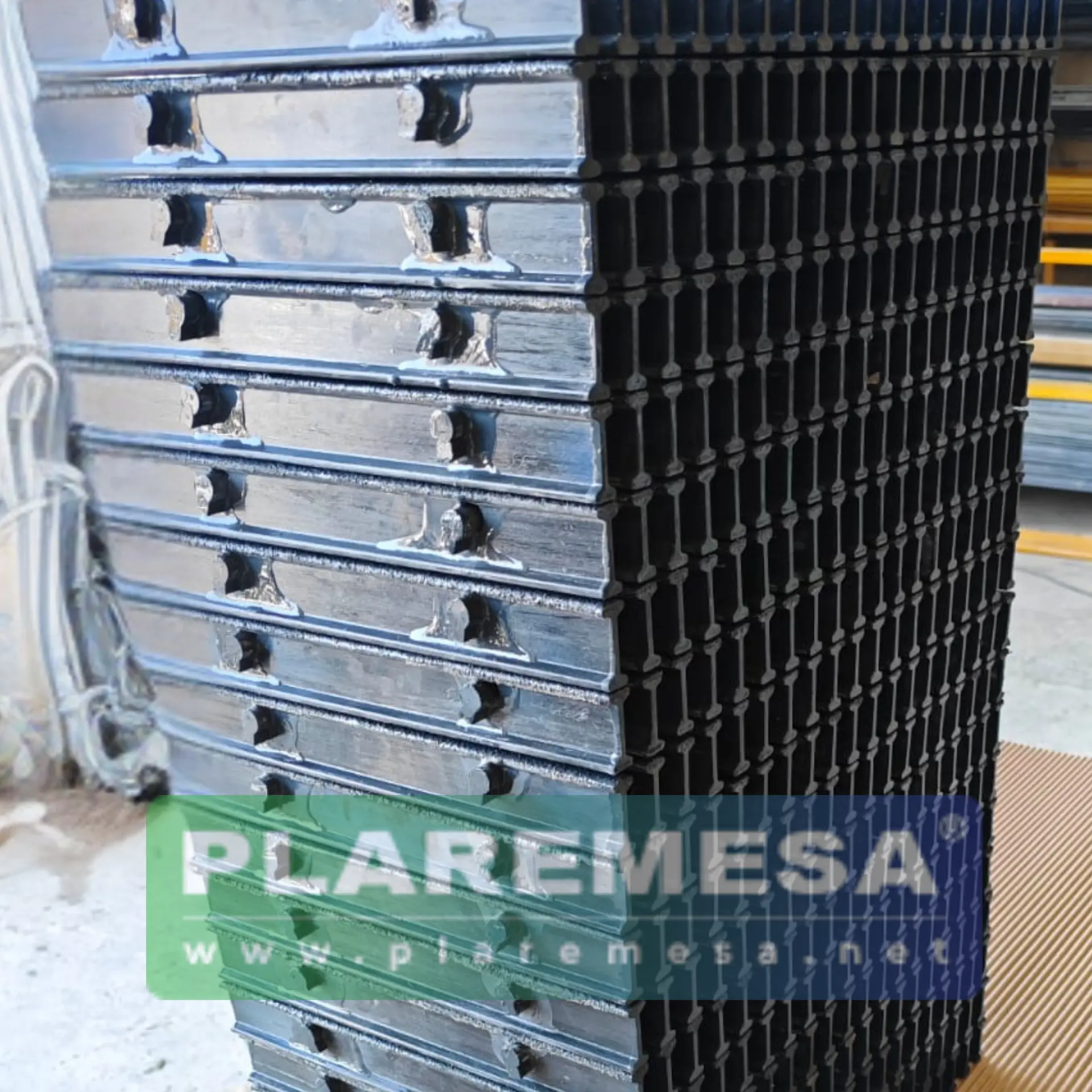Paneles apilados de rejilla pultruida de alta carga PLA-T5020 en almacén