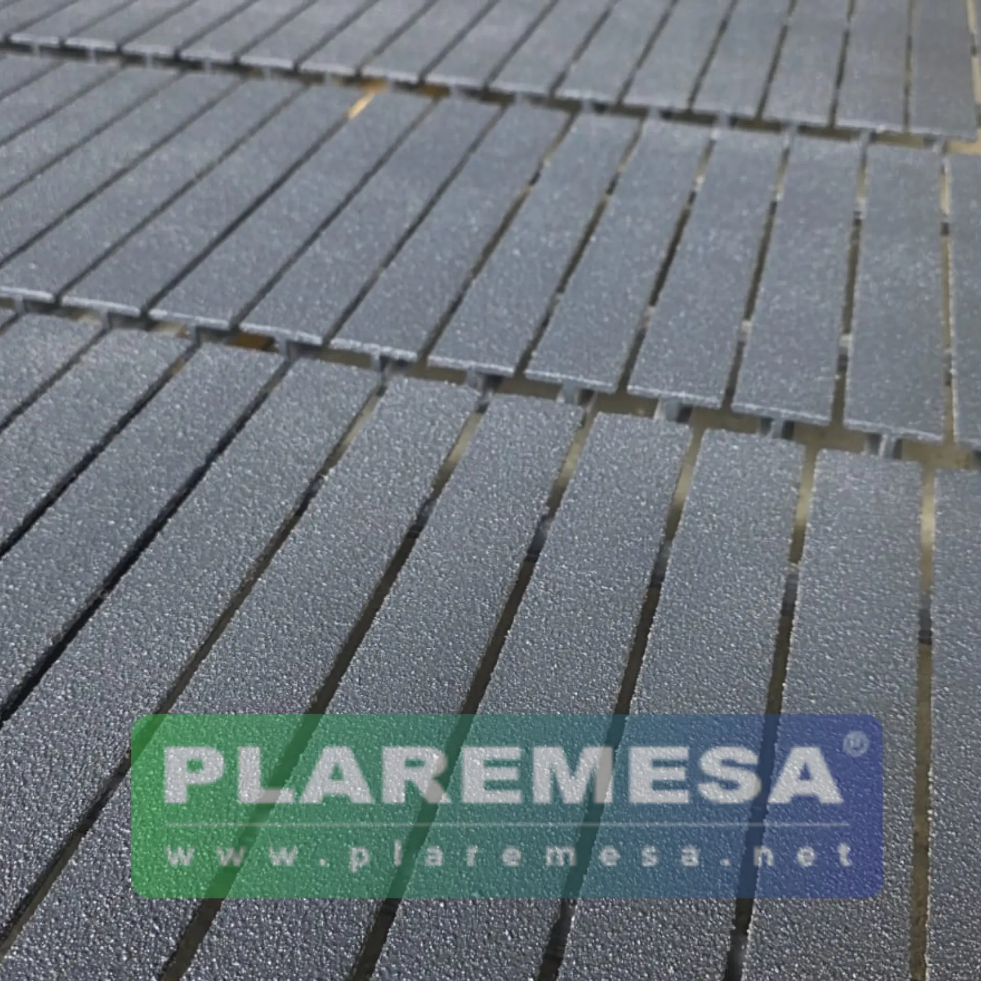 Detalle de la superficie antiderrapante de rejilla pultruida gris oxford PLA-T1210