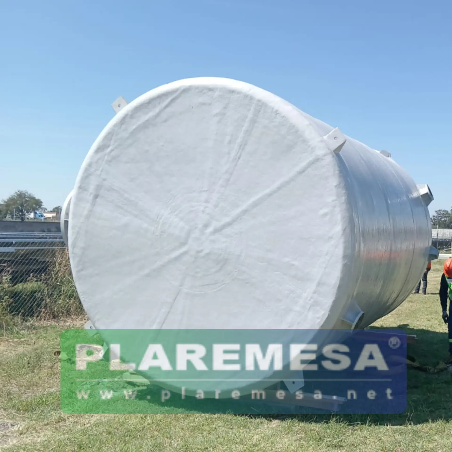 Extremo de tanque grande de fibra de vidrio para almacenamiento en exteriores