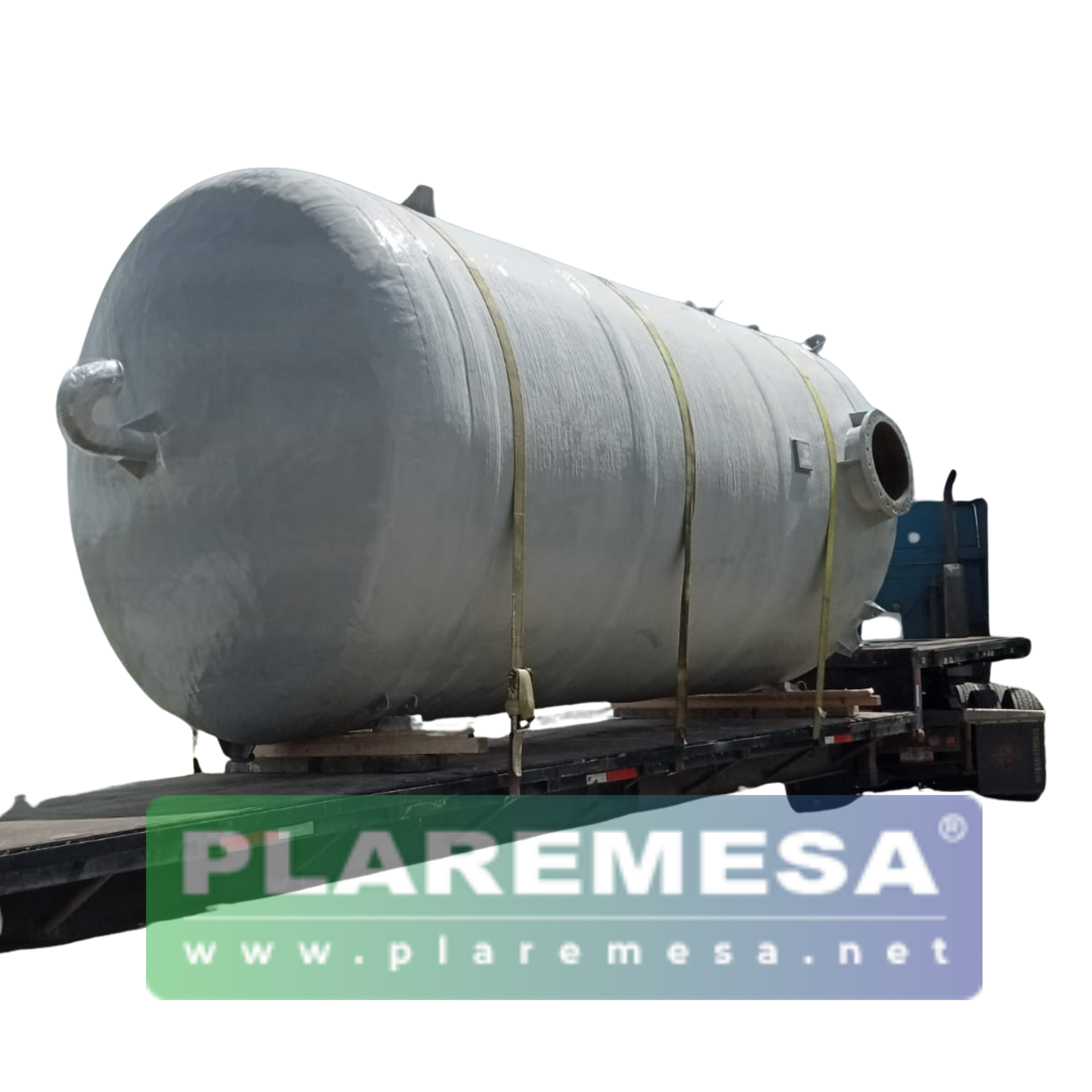 Tanque cilíndrico de fibra de vidrio sujeto con cinchas sobre un camión plataforma