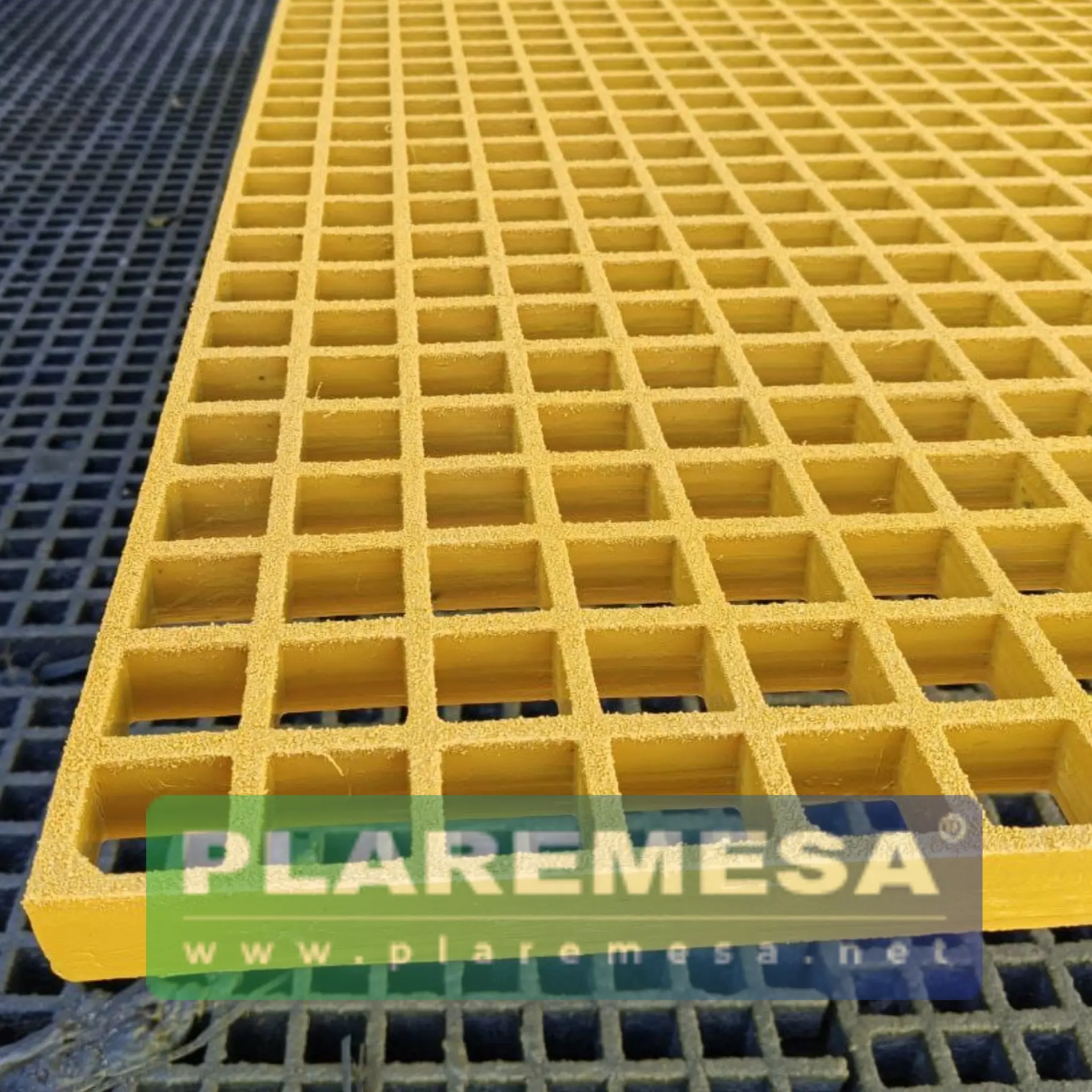 Detalle de la superficie antiderrapante de una rejilla moldeada amarilla PLA-M10