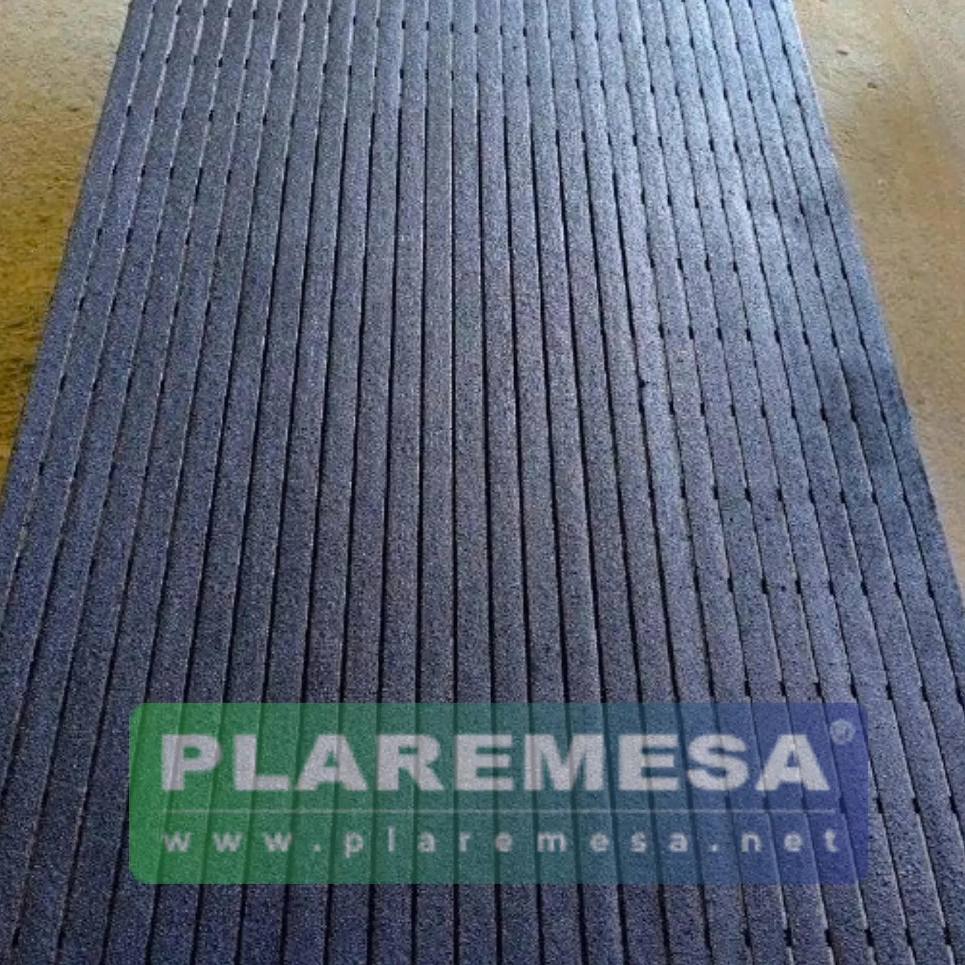 Panel de rejilla pultruida PLA-T1210 en color gris oxford con superficie antiderrapante