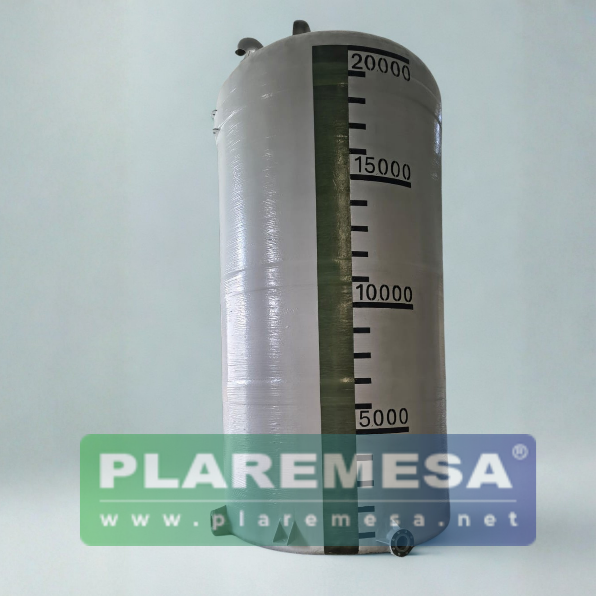 Tanque cilíndrico vertical de fibra de vidrio con escala de capacidad en litros